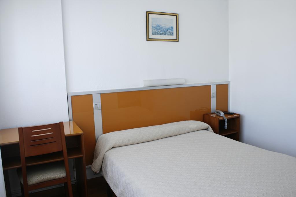 Hostal Liste Station A Coruna Room photo