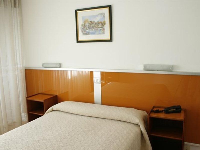 Hostal Liste Station A Coruna Exterior photo